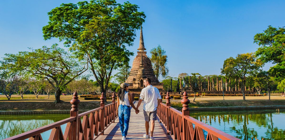 Ein Paar schlendert durch die Tempelanlage von Sukhothai
