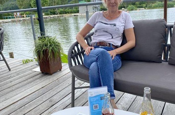 Berge & Meer-Mitarbeiterin Nina auf einem Steg am Seebad Riegersburg