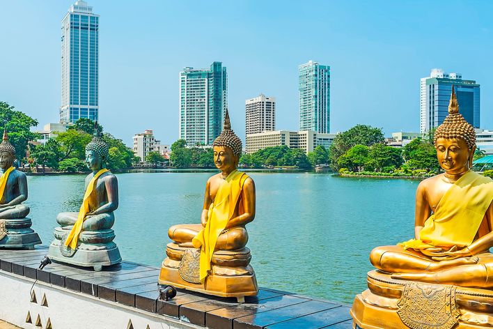 Reihe goldener Buddha-Statuen am Seema Malaka Tempel am Beira-See in Colombo