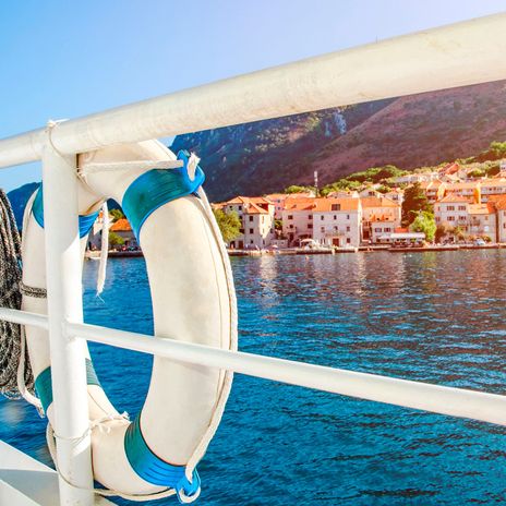 Rettungsring an Schiff in Montenegro