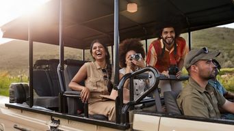 Gruppe im Geländewagen bei einer Safari in Südafrika