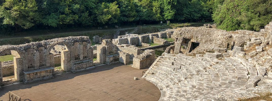 Das imposante römische Amphitheater in der Küstenstadt Durres, einer der größten erhaltenen antiken Amphitheater auf dem Balkan