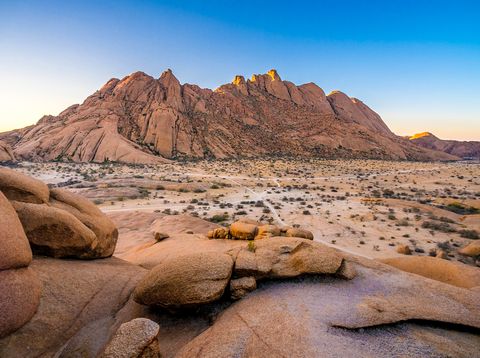 Der Spitzkoppe, eine Erhöhung im kargen Damaraland in Namibia