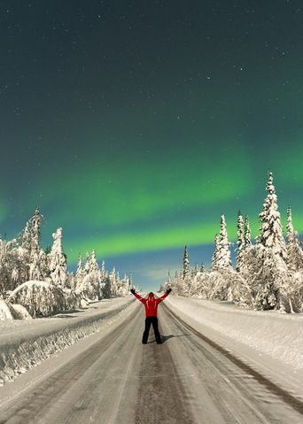 Mann vor Nordlichtern in Schweden