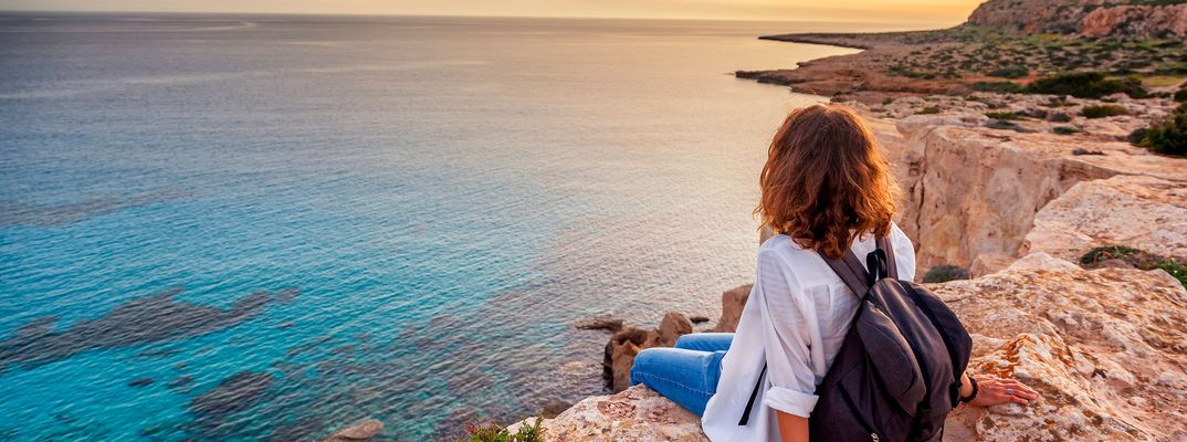 Frau mit Ausblick auf die Küste Zyperns