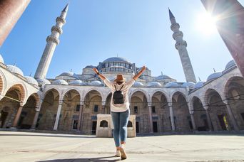 Frau vor Moschee in Istanbul