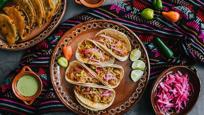 Gefüllte Tacos auf einem schönen Teller aus Mexiko