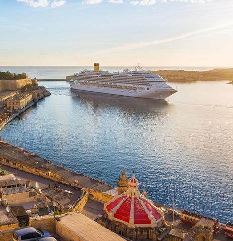 Ein Kreuzfahrtschiff im Hafen von Valletta während des Sonnenuntergangs auf Malta