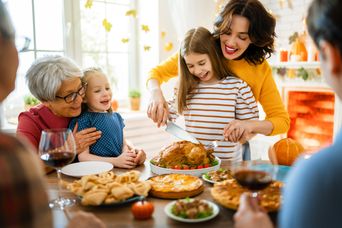 Eine Familie feiert Thanksgiving in den USA