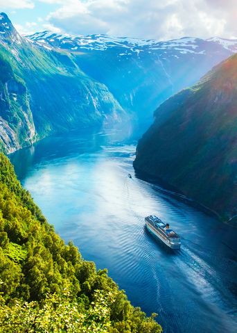Kreuzfahrtschiff in den norwegischen Fjorden