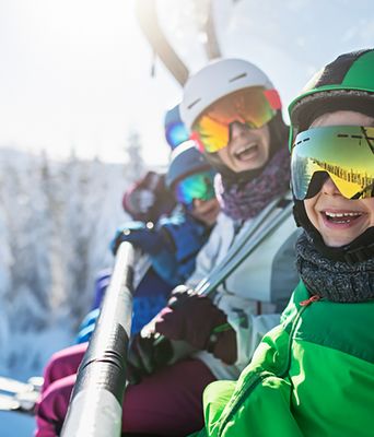Menschen in winterlichem Skigebiet