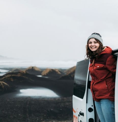 Frau in einem Auto in Island