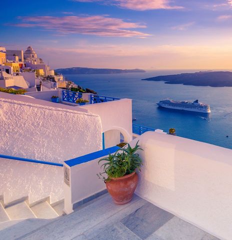 Kreuzfahrtschiff vor Santorini