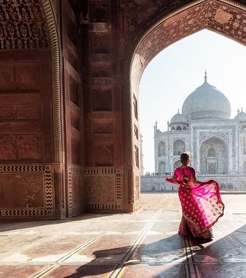 Frau vor Taj Mahal in Indien