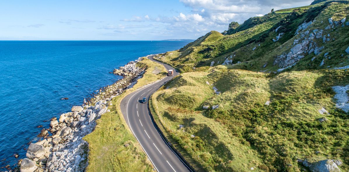 Auto fährt durch Irland