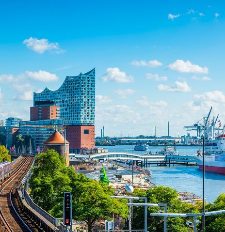 Hafen von Hamburg mit Blick auf die Elbphilharmonie