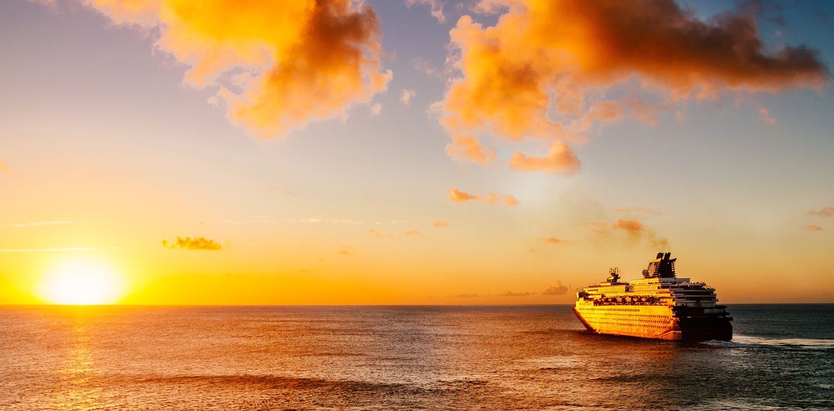 Kreuzfahrtschiff beim Sonnenuntergang