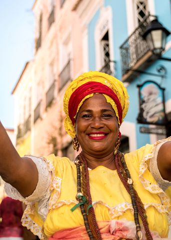 Frau in Tracht in Brasilien