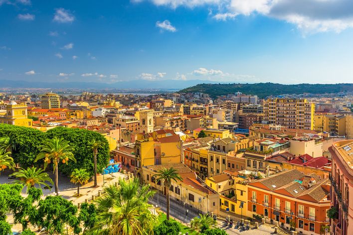 Blick über Cagliari mit Altstadt und bunten Häusern