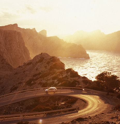 Auto auf einer Straße auf Mallorca