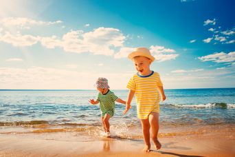 Kinder am Strand 