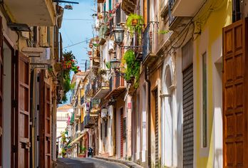 Enge Altstadtgasse in Pizzo mit bunten Häusern und Balkonen