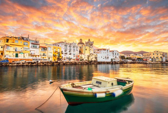 Blick auf Hafen von Ischia mit Morgendämmerung und Boot