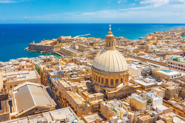 Luftaufnahme der Stadt Valletta mit der bedeutenden Kuppel der Karmeliterkirche, Malta