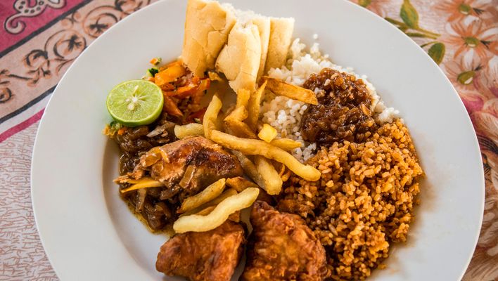 Traditionelles Gericht mit Hühnchen und Reis