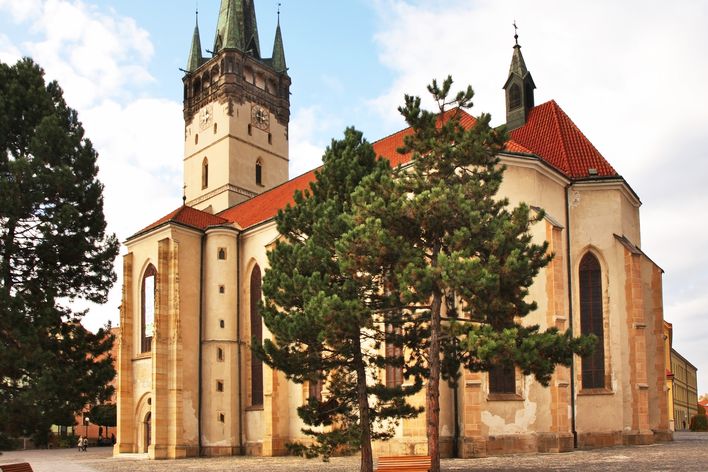 Kirche in Prešov mit Türmen, Altstadtflair und herbstlichen Farben