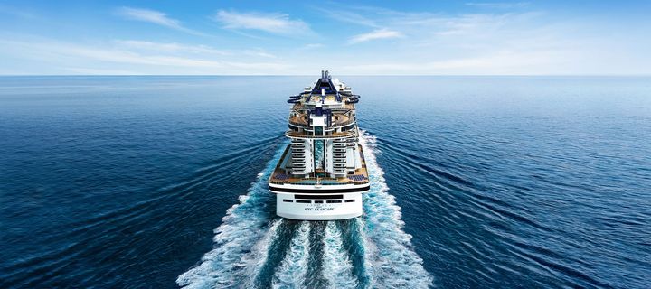 Rückansicht des Schiffes MSC Seascape auf dem Meer