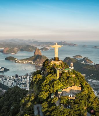 Blick aus der Luft auf Rio de Janeiro mit dem Zuckerhut und der Christus-Statue