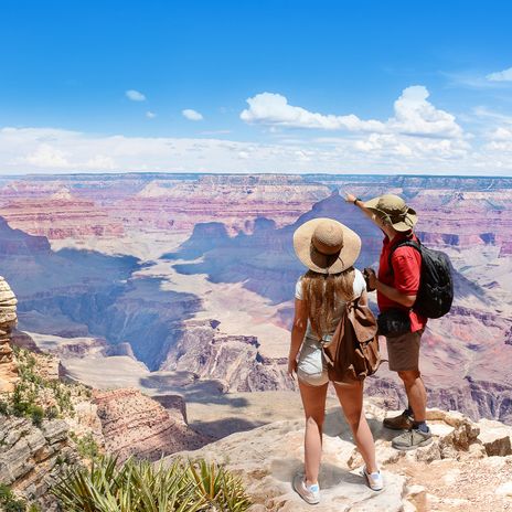 Paar blickt auf Grand Canyon