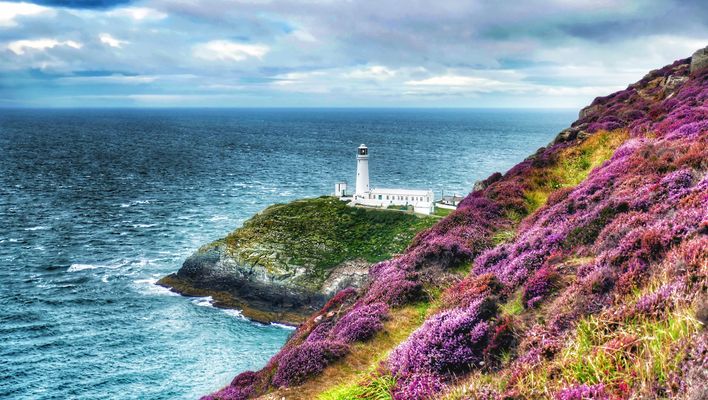 Leuchtturm an der Küste von South Stack in Wales