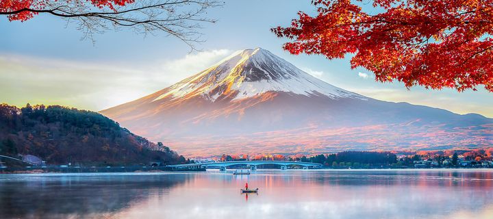 Der Fuji im Herbst mit bunten Ahornblättern