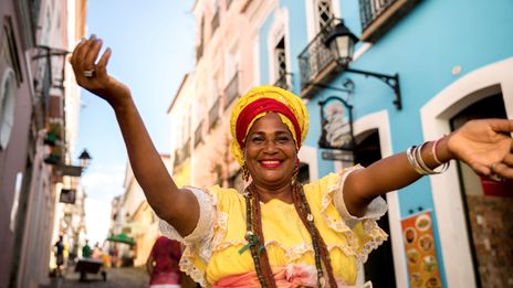 Fröhliche Frau in traditioneller Kleidung beim Straßenfest in Brasilien