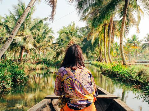 Frau auf Boot in Indien