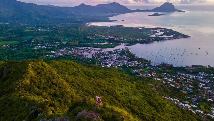 Paar beim Wandern auf dem Tamarin-Berg auf Mauritius mit Blick auf Küste