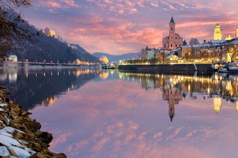 Winterliches Passau bei Sonnenuntergang und Lichterglanz