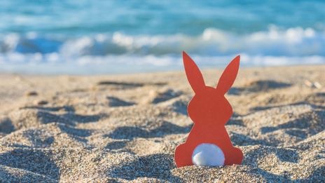 Osterhase Figur am Strand