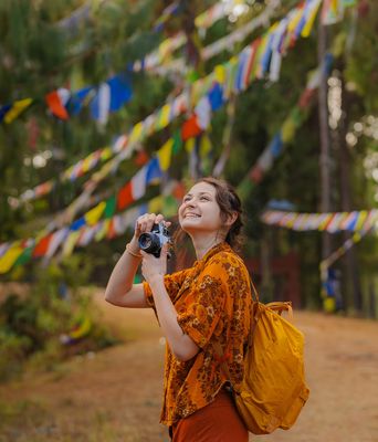 Frau mit Kamera auf einem mit Fahnen geschmückten Festival in Asien