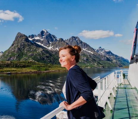 Frau lehnt sich von Kreuzfahrtschiff