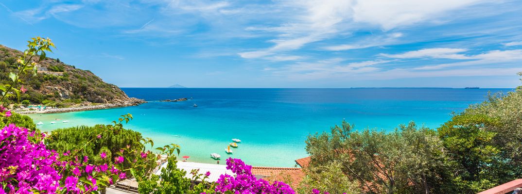 Türkisblaues Meer auf der Insel Elba