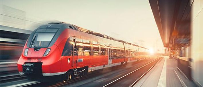 Bahn fährt ein in den Bahnhof