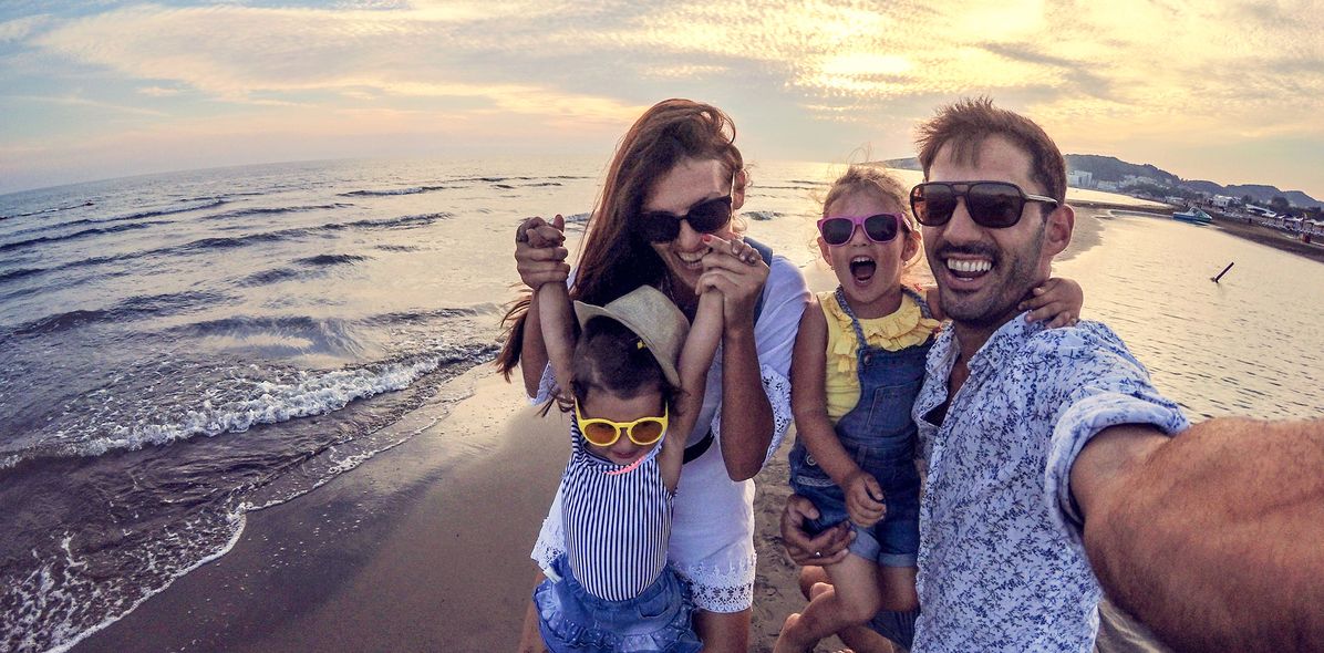 Familie macht Selfie am Strand