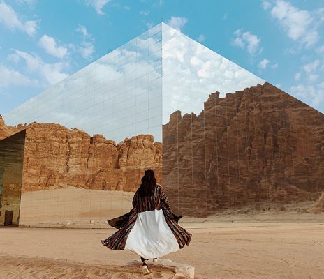 Frau in Wüste in Saudi-Arabien