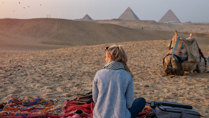 Frau und Kamel in Wüste in Ägypten