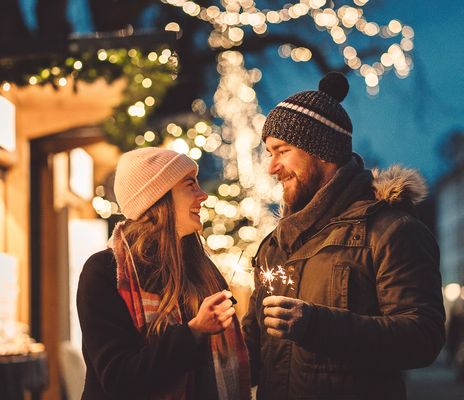 Paar auf dem Weihnachtsmarkt