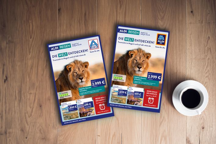 Titelblätter des ALDI Reisemagazins Nord & Süd vom Juni 2026 auf einem Tisch neben einer Tasse Kaffee