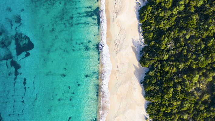 Küstenabschnitt von Sardinien - türkisblaues Meer und heller Sandstrand